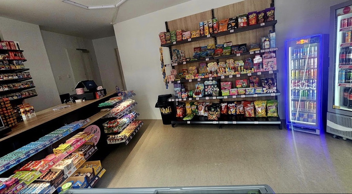 Innenansicht von Melyas Eck mit Süßigkeiten, Snacks und Getränkekühlschränken